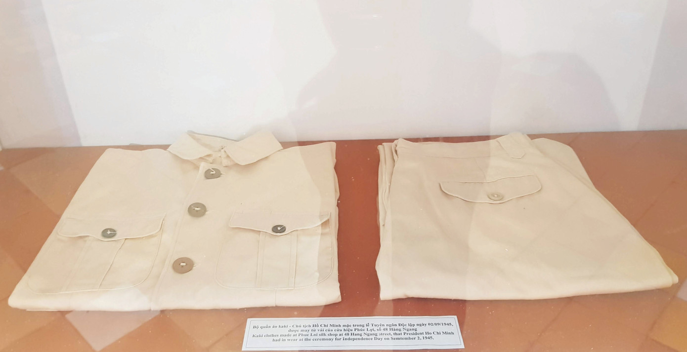 Bộ quần áo Chủ tịch Hồ Chí Minh mặc trong lễ Tuyên ngôn Độc lập. Ảnh: K.N