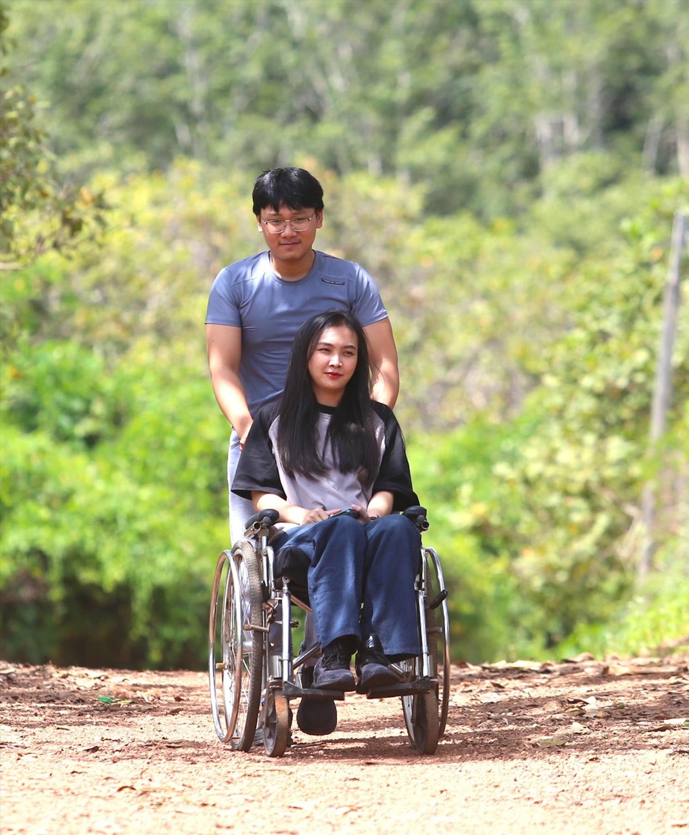 Nhân là đôi chân của Hảo trên mọi nẻo đường Nhân là đôi chân của Hảo trên mọi nẻo đường