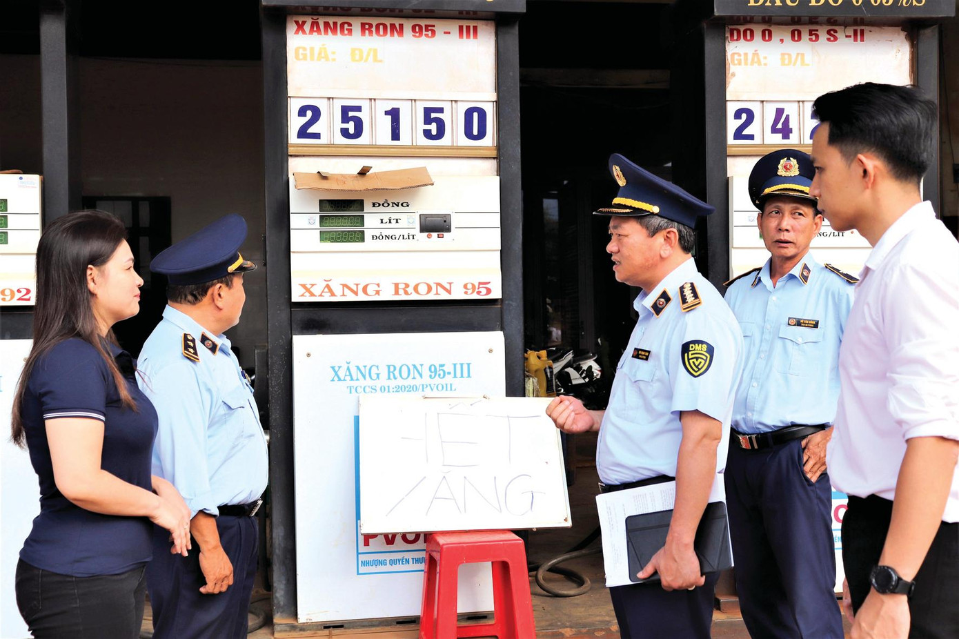 Ông Mai Mạnh Toàn - Cục trưởng Cục QLTT tỉnh Đắk Lắk (bên phải) trực tiếp giám sát tình hình kinh doanh xăng dầu tại một cửa hàng bán lẻ xăng dầu