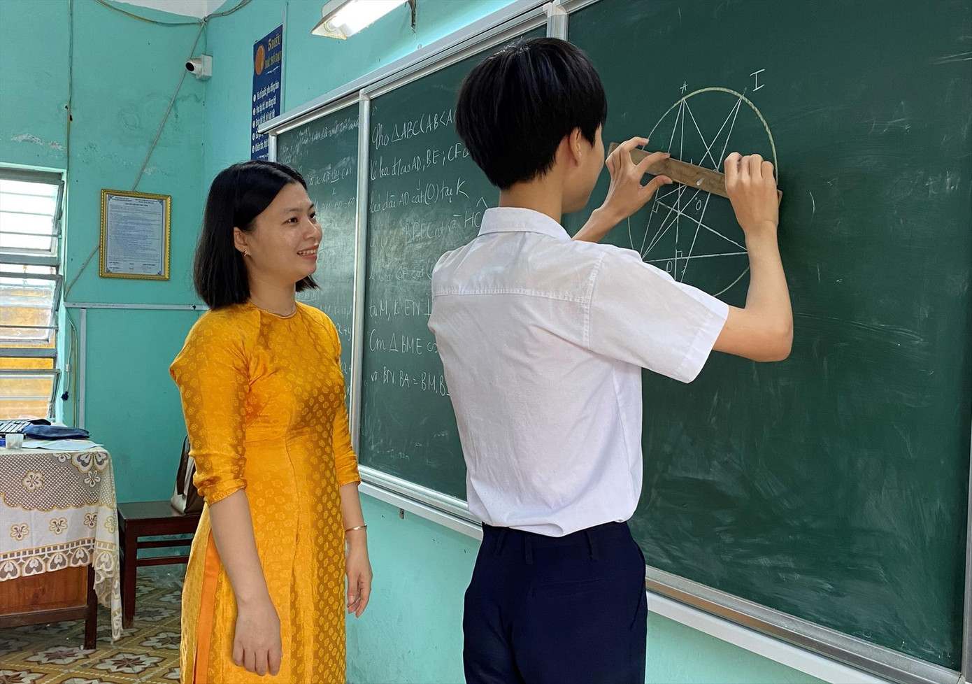 Thầy cô Trường THCS Nguyễn Phú Hường, Đà Nẵng ôn luyện cùng trò trong thời điểm nước rút Ảnh: T.H Thầy cô Trường THCS Nguyễn Phú Hường, Đà Nẵng ôn luyện cùng trò trong thời điểm nước rút Ảnh: T.H