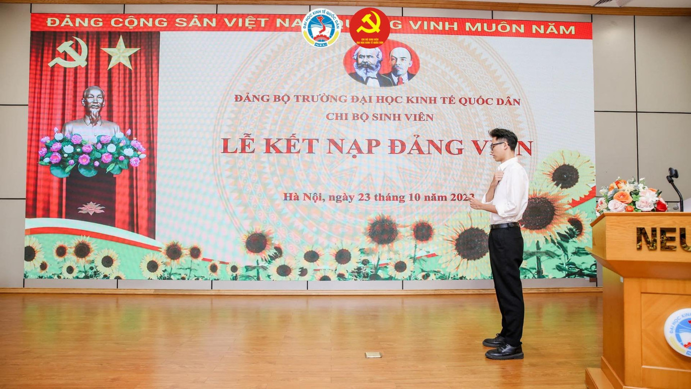 Lễ kết nạp Đảng trong sinh viên. Ảnh: PV