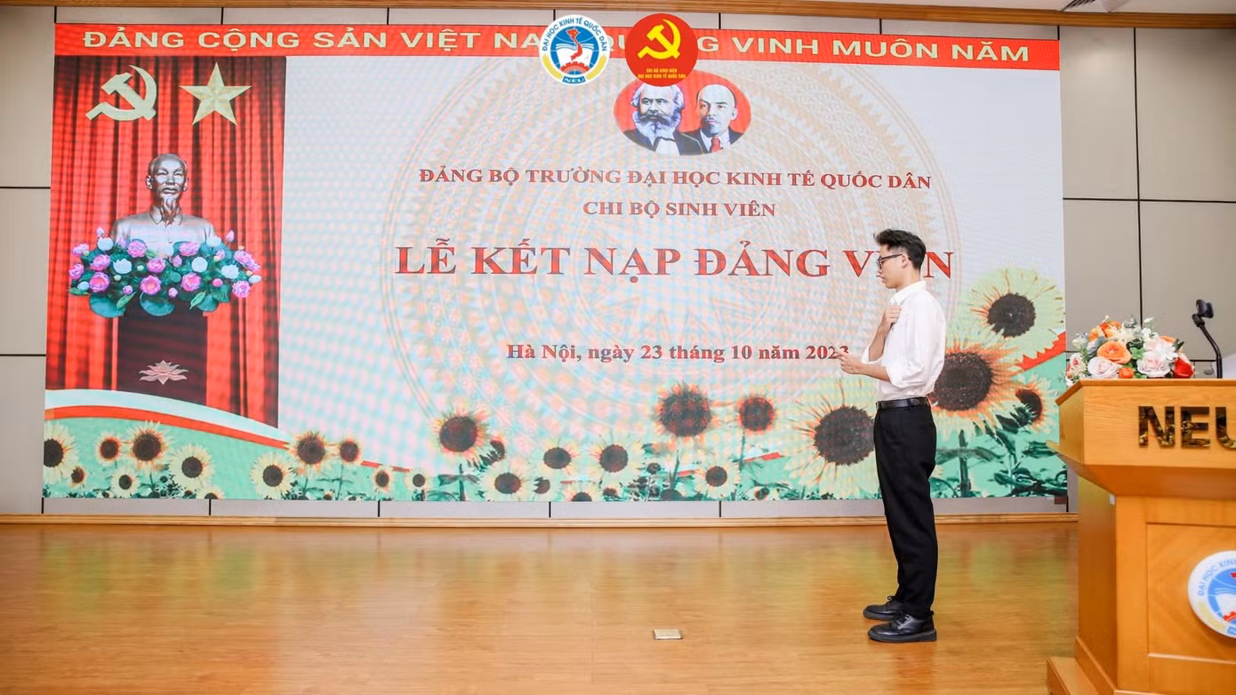 Lễ kết nạp Đảng trong sinh viên. Ảnh: PV Lễ kết nạp Đảng trong sinh viên. Ảnh: PV