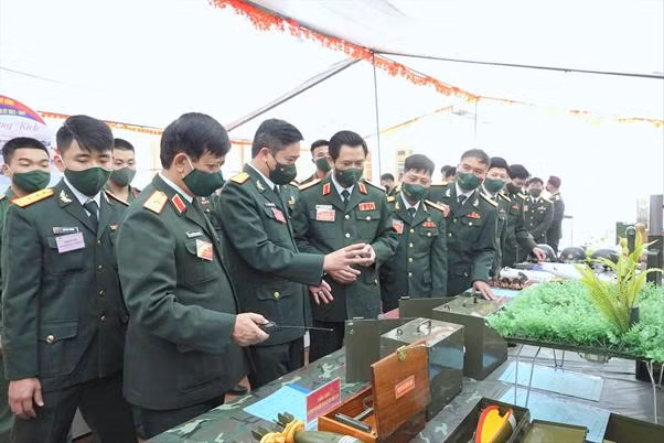 Lãnh đạo Quân khu 3 và Ban Thanh niên Quân đội tham quan mô hình học cụ huấn luyện, do đoàn viên Đoàn cơ sở Lữ đoàn 242 nghiên cứu cải tiến, tháng 3/2022 ẢNH: NGUYỄN MINH