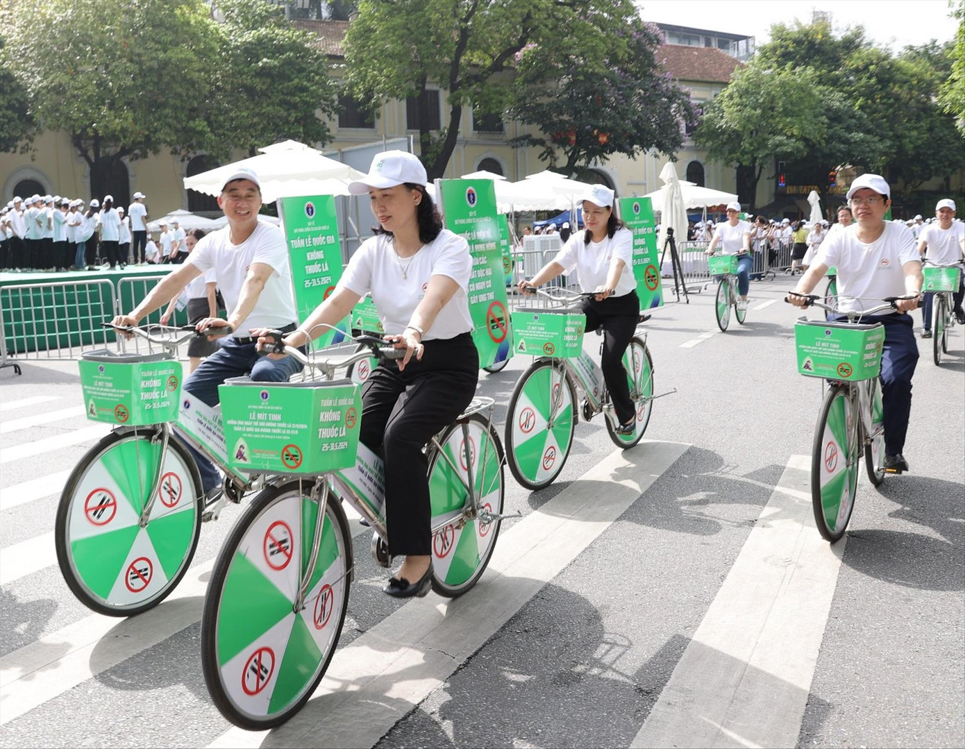 Bộ trưởng và Thứ trưởng Bộ Y tế đạp xe hưởng ứng phòng chống tác hại thuốc lá