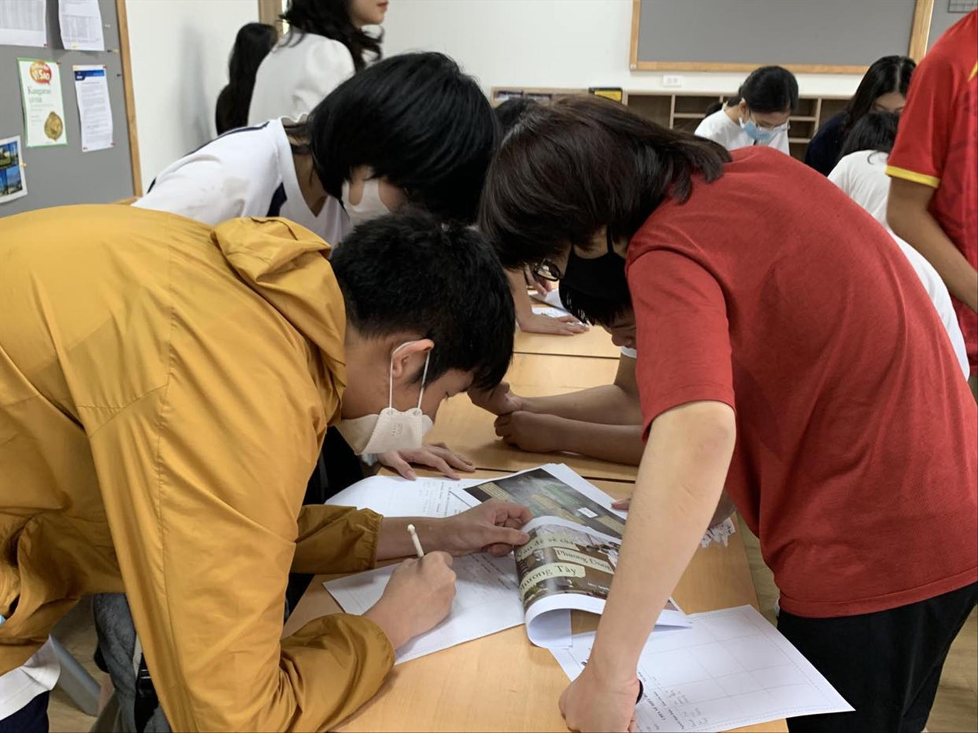 Học sinh lớp 9 trong một tiết học Văn theo phương pháp giảng dạy mới Ảnh: Nghiêm Huê Học sinh lớp 9 trong một tiết học Văn theo phương pháp giảng dạy mới Ảnh: Nghiêm Huê