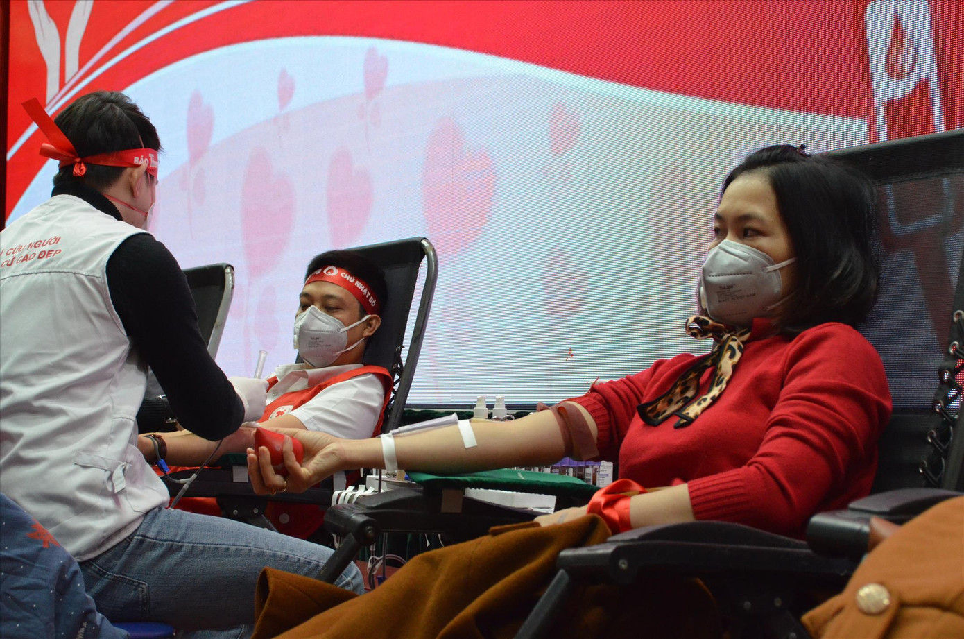 Chương trình Chủ nhật Đỏ tại Văn Bàn, Lào Cai thu hút được đông đảo người dân, cán bộ, đoàn viên thanh niên tham gia