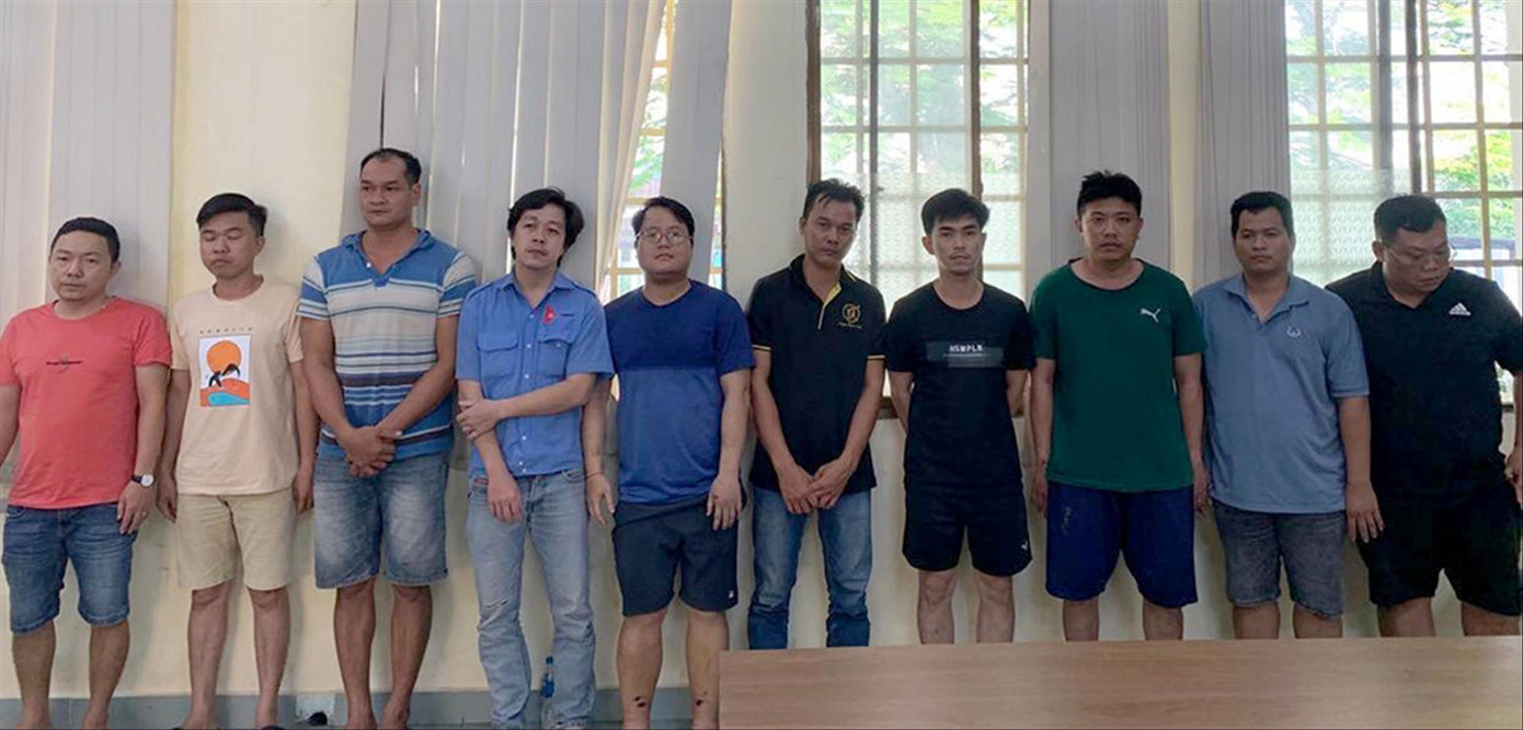 Nguyễn Hoàng Hiếu (thứ 5 từ trái sang) cùng các nghi can bị công an bắt giữ.