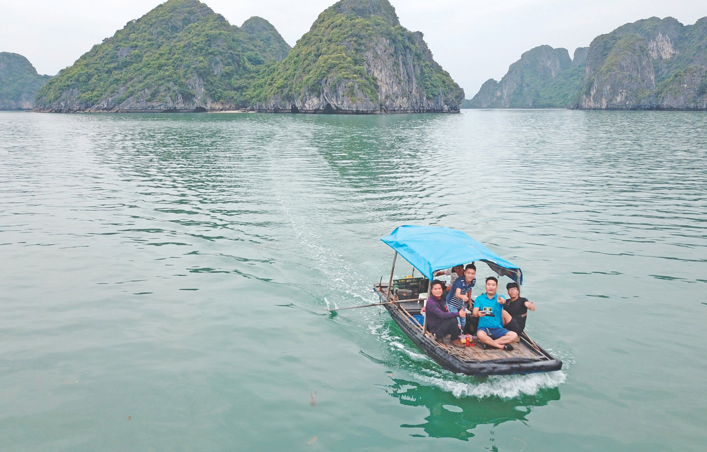 Cùng anh em đồng nghiệp lênh đênh trên vịnh Hạ Long lúc chiều về Cùng anh em đồng nghiệp lênh đênh trên vịnh Hạ Long lúc chiều về