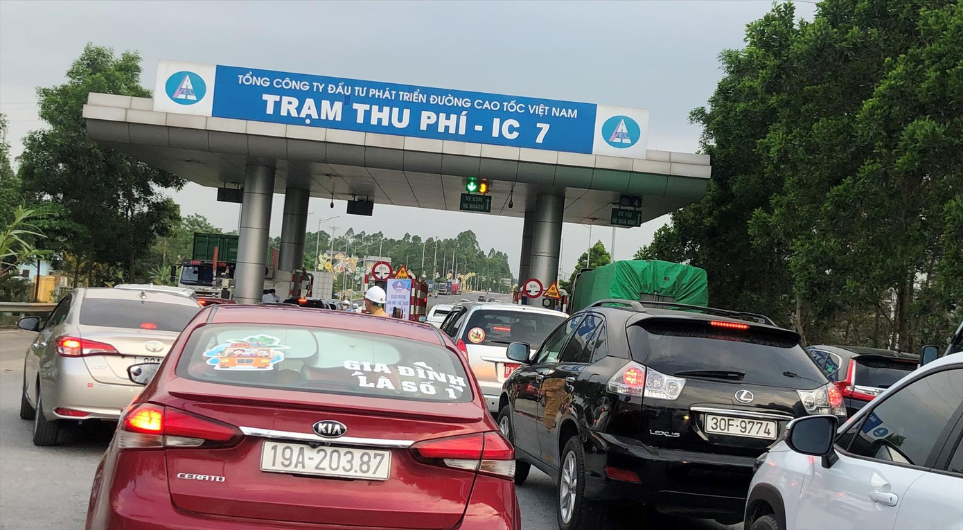 Phương tiện phải xếp hàng mua vé, trả tiền mặt tại trạm thu phí cao tốc Nội Bài - Lào Cai