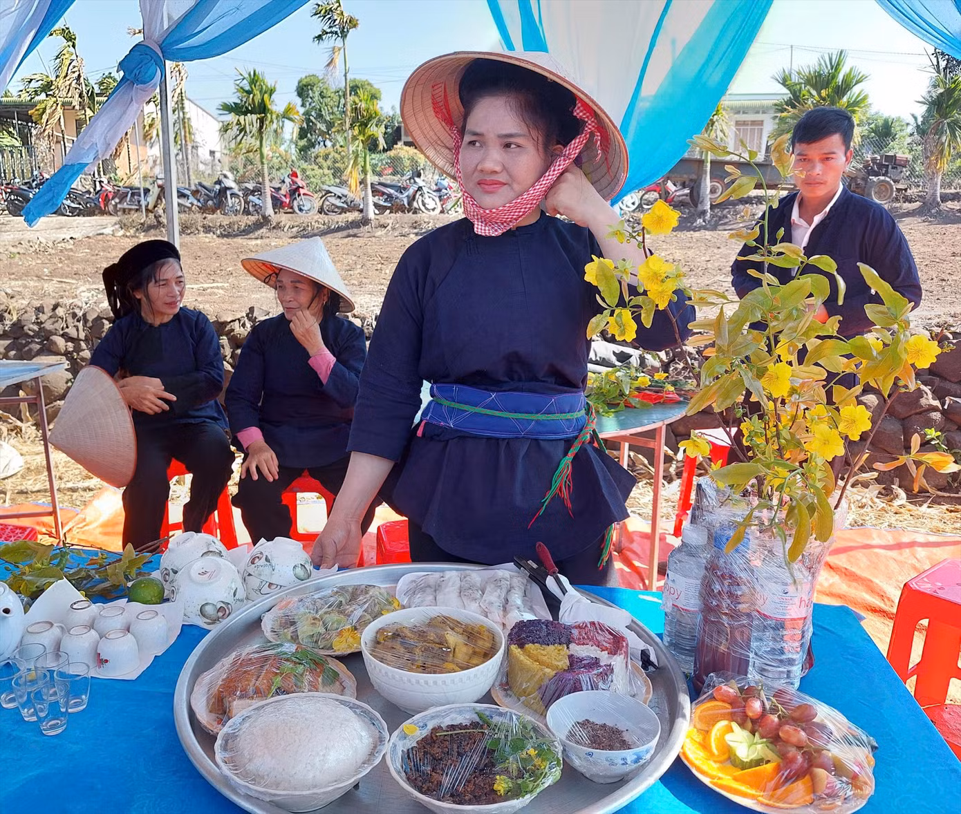 Người dân giới thiệu về các món ăn truyền thống. Người dân giới thiệu về các món ăn truyền thống.