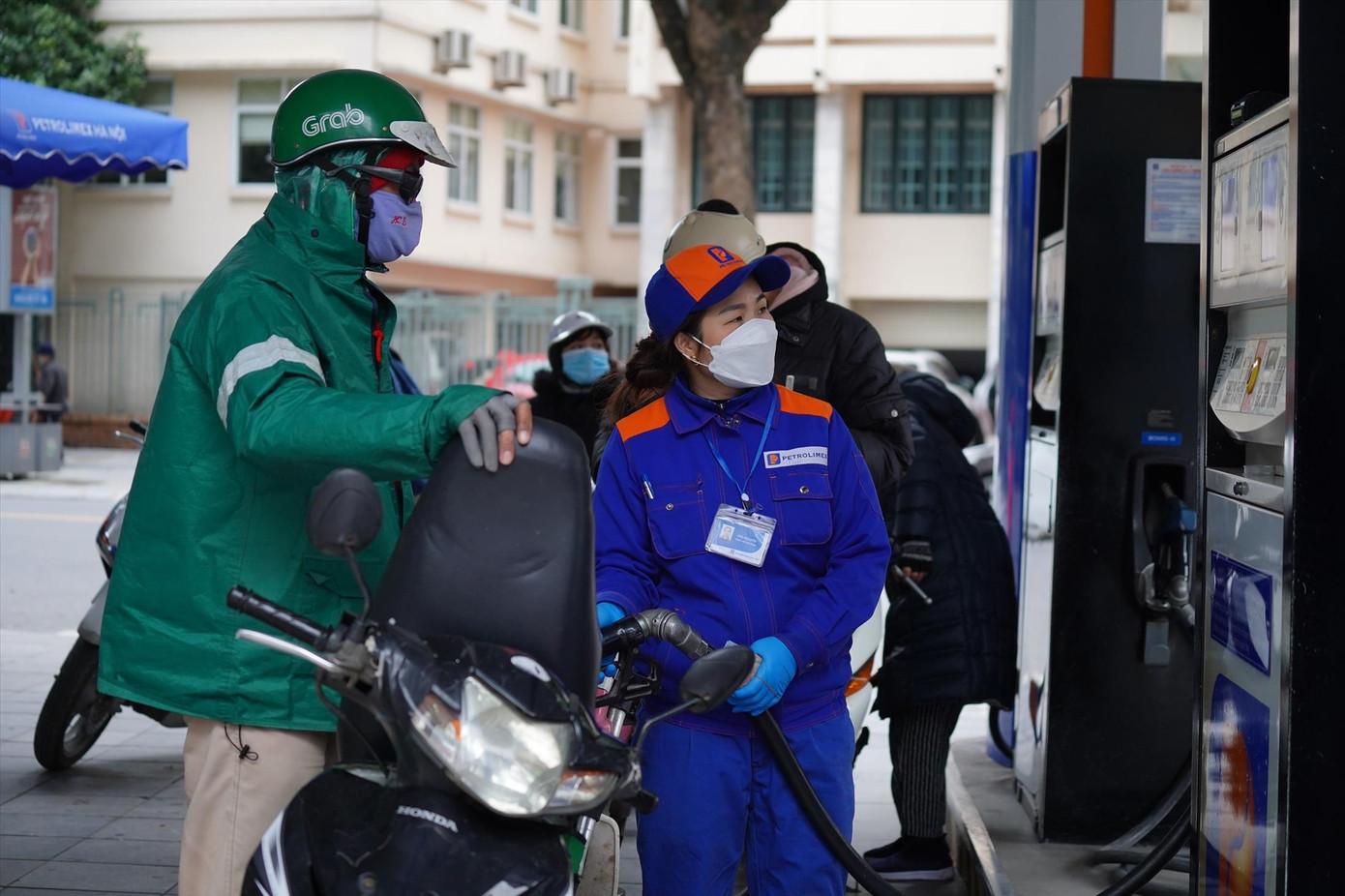 Chuyên gia kiến nghị điều chỉnh thuế, phí để giảm giá xăng dầu Ảnh: Như Ý Chuyên gia kiến nghị điều chỉnh thuế, phí để giảm giá xăng dầu Ảnh: Như Ý