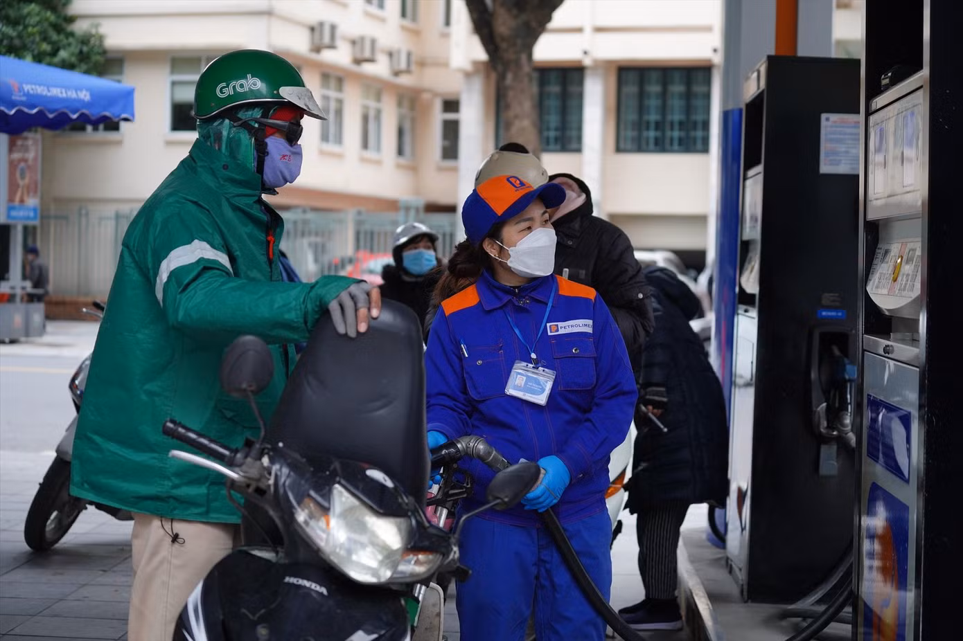 Chuyên gia kiến nghị điều chỉnh thuế, phí để giảm giá xăng dầu Ảnh: Như Ý Chuyên gia kiến nghị điều chỉnh thuế, phí để giảm giá xăng dầu Ảnh: Như Ý