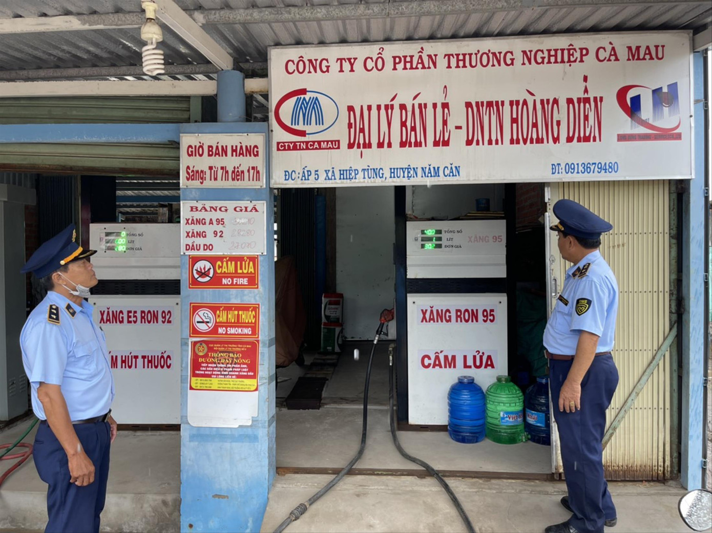 Lực lượng quản lý thị trường kiểm tra các cây xăng trong việc thực hiện quy định về kinh doanh xăng dầu