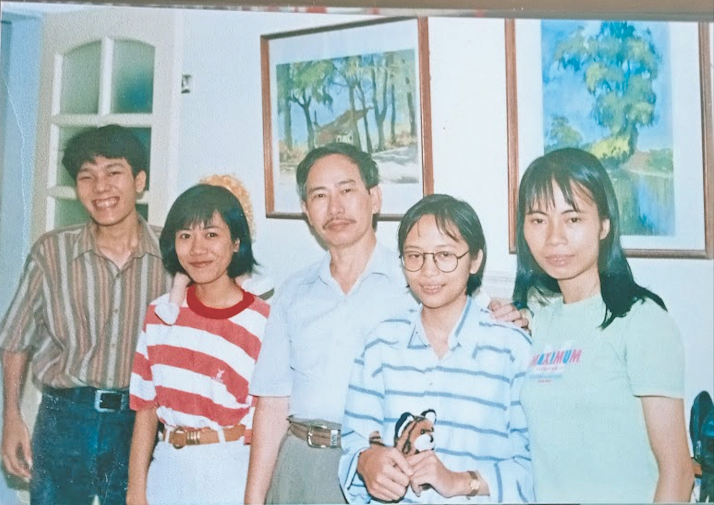 Từ bên phải sang: Trang Hạ (trưởng Hội bút Hương Đầu Mùa), Đông Nhi (Tây Nguyên), nhà báo Nguyễn Như Mai, Phạm Thanh Thủy (Hải Phòng), Nguyễn Phan Hưng