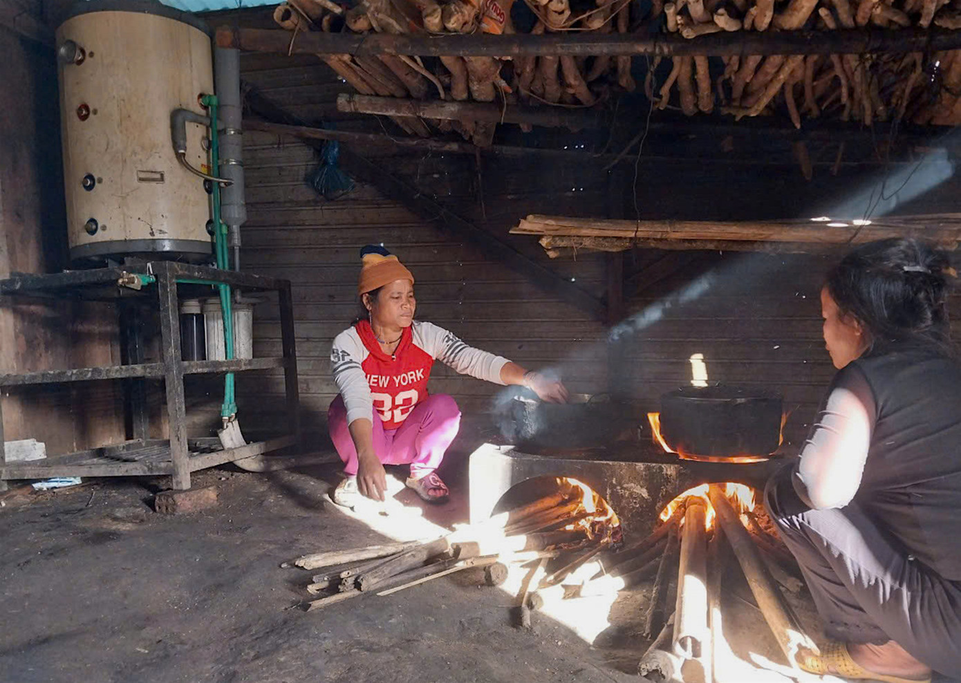 Bếp củi tạo nước nóng phù hợp với điều kiện đời sống người dân vùng cao khi không cần điện vẫn có nguồn nước nóng dự trữ sử dụng