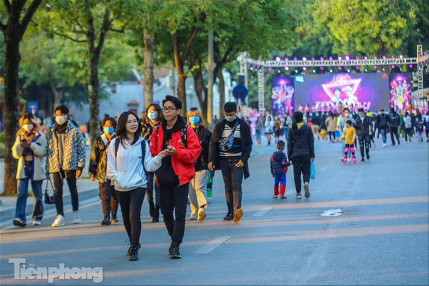 Phố đi bộ quanh hồ Hoàn Kiếm thu hút người dân và du khách