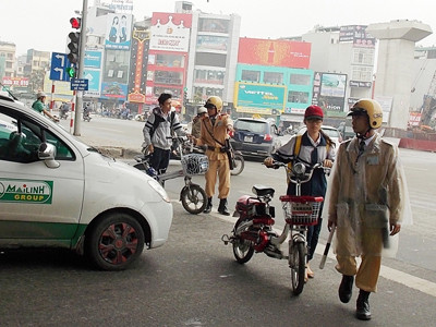 CSGT chỉ có thể xử phạt xe đạp điện, không thể tạm giữ phương tiện vi phạm. Ảnh: Trọng Đảng