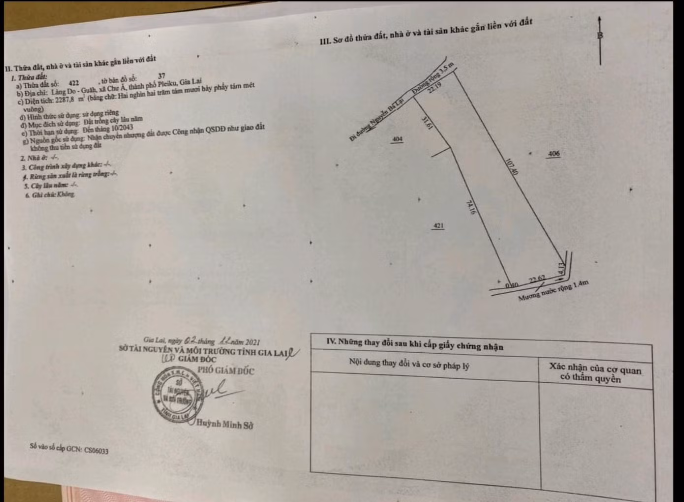 Phòng Tài nguyên và Môi trường (TN&amp;MT) TP.Pleiku cho biết, khu đất có biệt phủ sân vườn án ngữ hoàn toàn nằm trên đất nông nghiệp, không có quy hoạch lên đất ở. “Công trình nếu xây dựng trên đất nông nghiệp là hoàn toàn sai”, vị cán bộ phòng TN&amp;MT TP.Pleiku nói. Trong khi đó, đại diện Sở TN&amp;MT Gia Lai khẳng định, đất nông nghiệp thì không thể xây dựng bất kỳ công trình nào trên đó. Ai xây dựng là vi phạm.