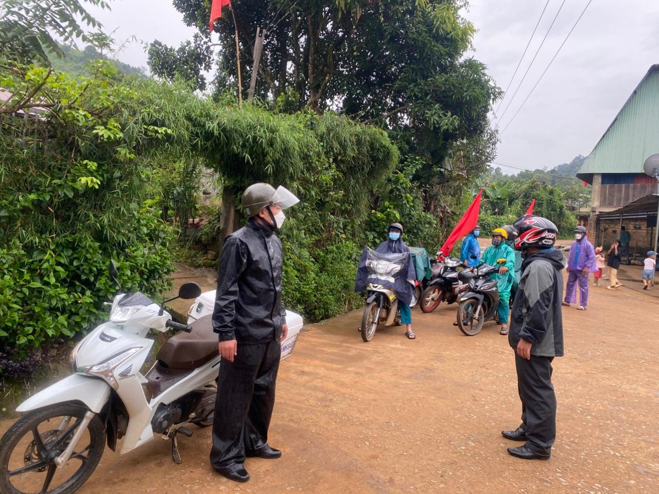 Công an xã ở Kon Tum đi vận động người dân phòng tránh bão Noru