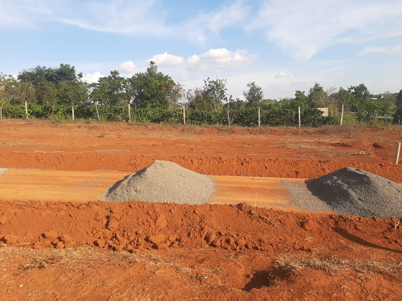 Các cá nhân đổ đá, san gạt đất làm đường trên đất nông nghiệp Các cá nhân đổ đá, san gạt đất làm đường trên đất nông nghiệp