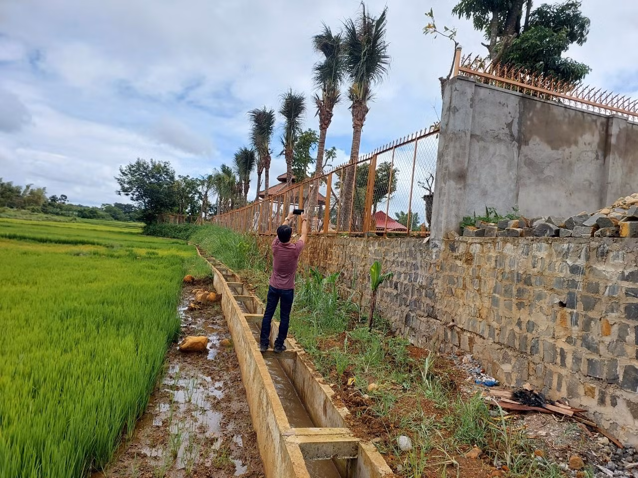 Tìm hiểu của Tiền Phong, trong Giấy chứng nhận quyền sử dụng đất (Giấy CNQSDĐ), người đứng tên là ông N.T.K (sinh năm 1979, trú tổ 7, phường Thắng Lợi, TP.Pleiku). Thửa đất có chiều dài 107,4 mét, chiều rộng là 22,19 mét. Công trình nằm trên thửa đất số 422, tờ bản đồ số 37, có diện tích 2.287,2m2 mục đích sử dụng là đất trồng cây lâu năm, thời hạn sử dụng đến tháng 10/2043..