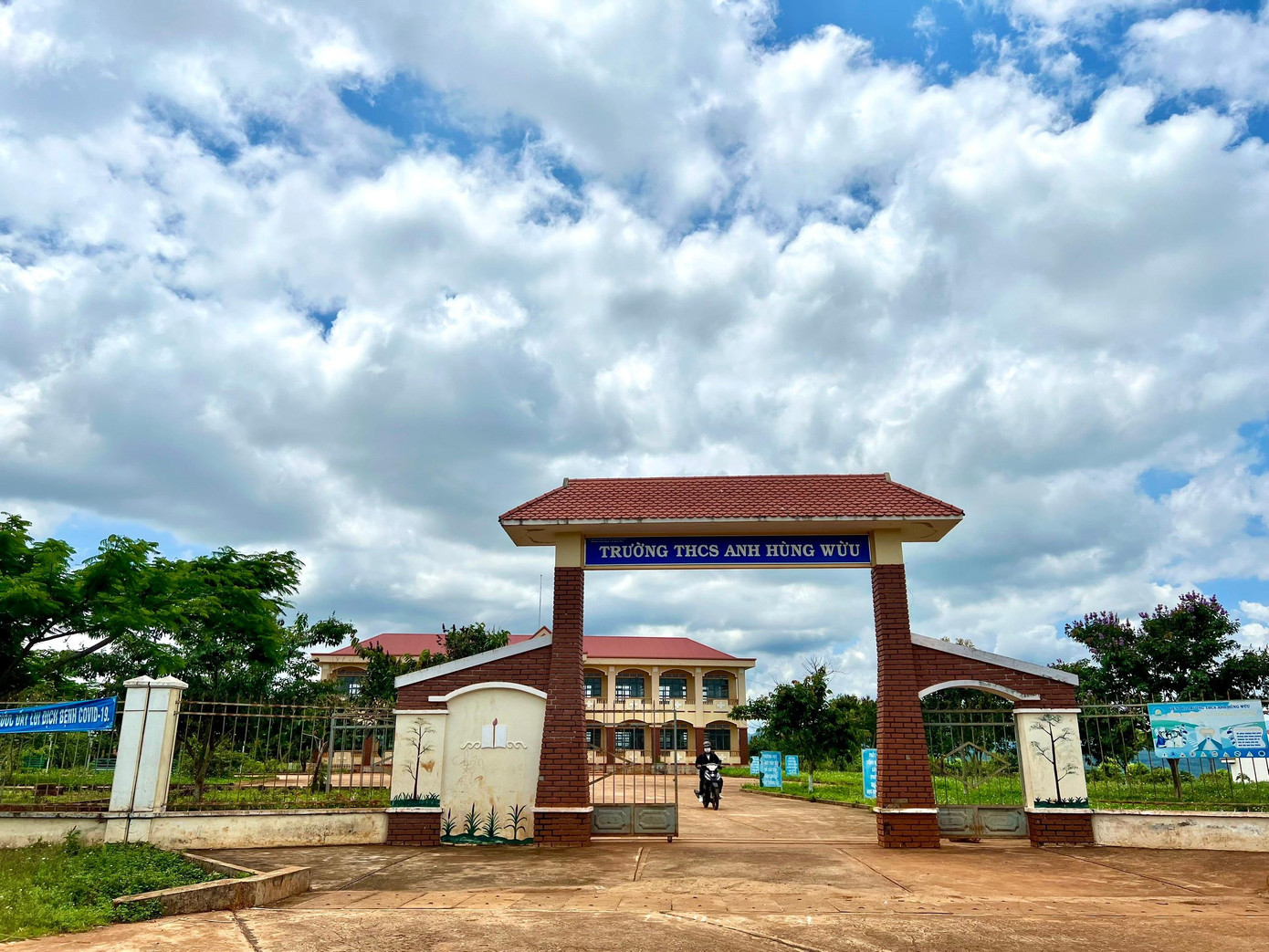 Trường THCS Anh Hùng Wừu