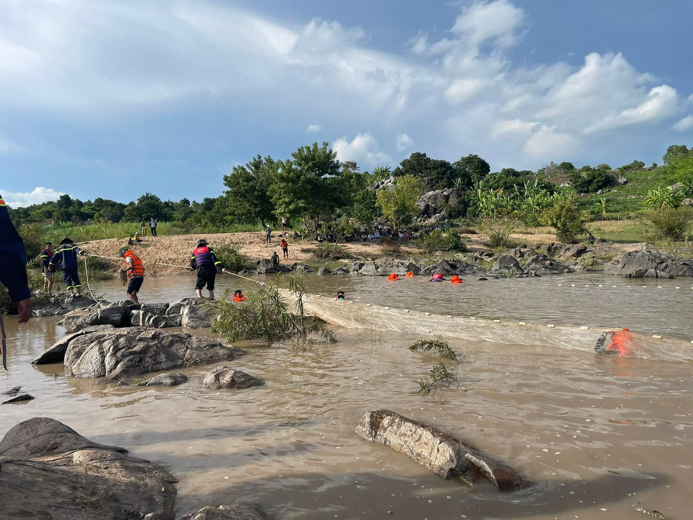 Lực lượng cứu hộ dùng lưới rà tìm thi thể nạn nhân Lực lượng cứu hộ dùng lưới rà tìm thi thể nạn nhân