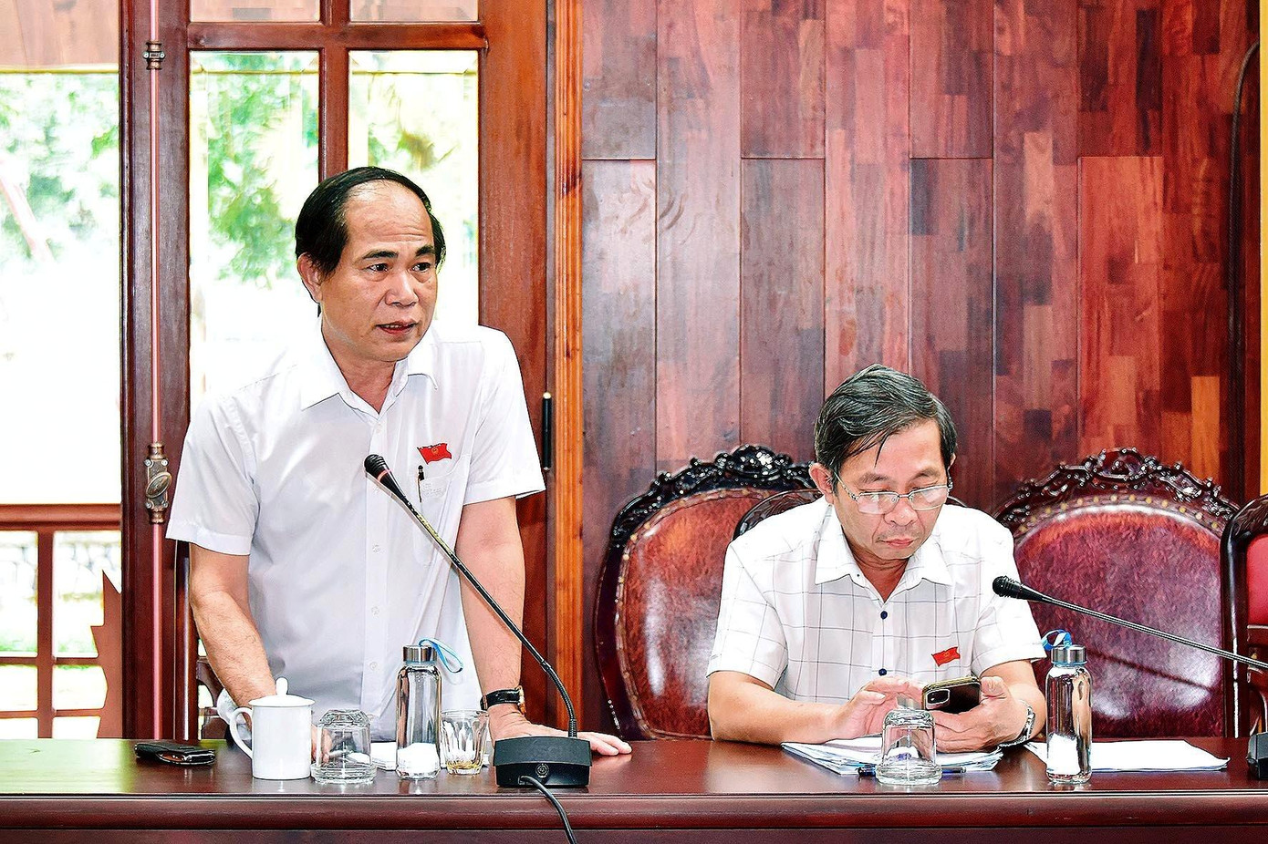 Ông Trương Hải Long được chỉ định giữ chức Phó Bí thư Tỉnh ủy thay cho ông Võ Ngọc Thành (đứng). Ảnh Internet