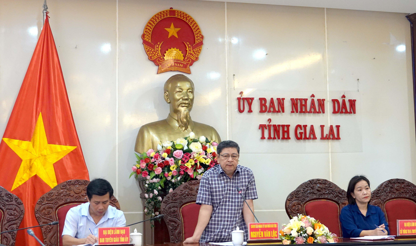 Ông Nguyễn Văn Lộc, Chánh văn phòng UBND tỉnh Gia Lai (đứng) chủ trì buổi họp báo