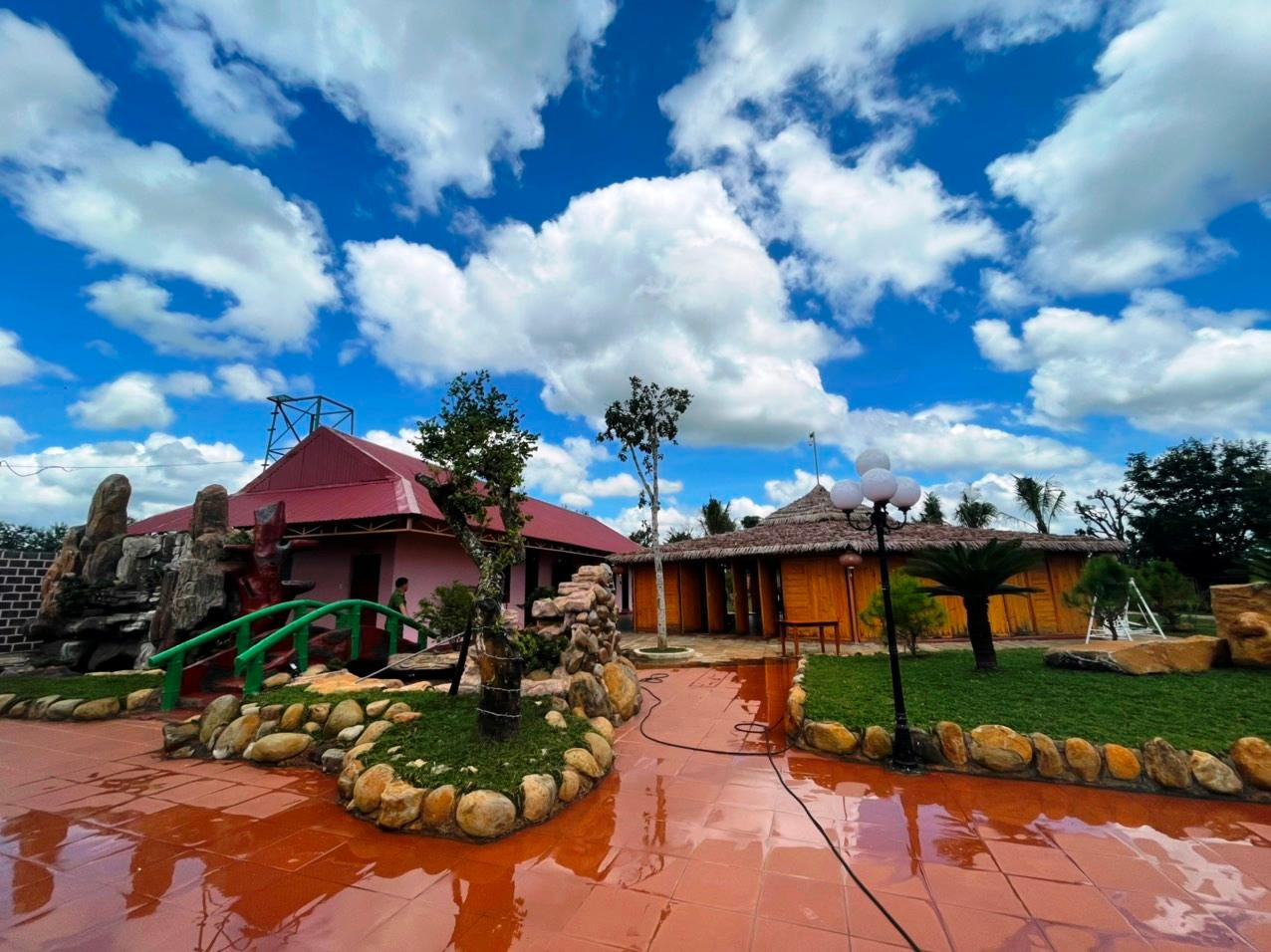 Bên trong căn biệt phủ không phép. Bên trong căn biệt phủ không phép.