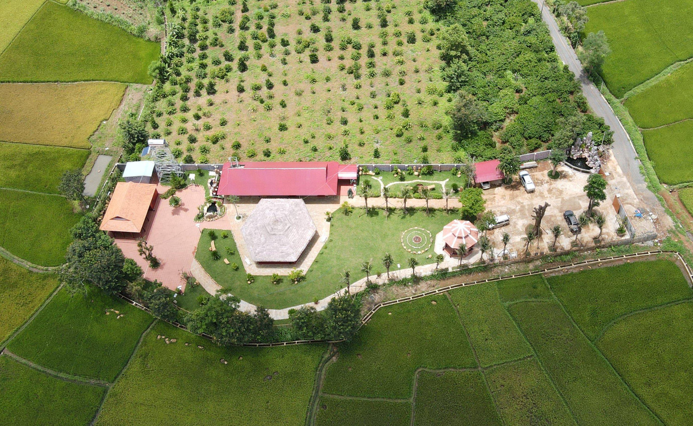 Tìm hiểu của Tiền Phong, khu biệt phủ sân vườn nằm trên diện tích hơn 2.280m2, tọa lạc khu đất nông nghiệp thuộc xã Chư Á, TP.Pleiku. Khu biệt phủ này nằm trên đường Nguyễn Bá Lại nối dài giữa phường Thắng Lợi và xã Chư Á. Từ đường Nguyễn Bá Lại, xuất hiện một con đường cấp phối đá dăm dài khoảng 50m, đổ trên đất nông nghiệp kéo vào đến cổng khu biệt phủ. Tìm hiểu của Tiền Phong, khu biệt phủ sân vườn nằm trên diện tích hơn 2.280m2, tọa lạc khu đất nông nghiệp thuộc xã Chư Á, TP.Pleiku. Khu biệt phủ này nằm trên đường Nguyễn Bá Lại nối dài giữa phường Thắng Lợi và xã Chư Á. Từ đường Nguyễn Bá Lại, xuất hiện một con đường cấp phối đá dăm dài khoảng 50m, đổ trên đất nông nghiệp kéo vào đến cổng khu biệt phủ.