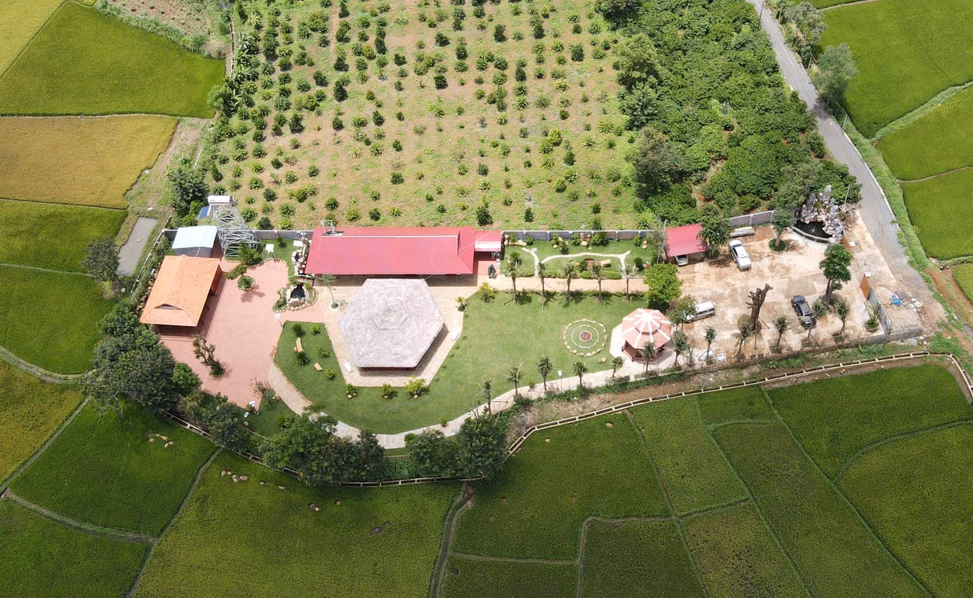 Tìm hiểu của Tiền Phong, khu biệt phủ sân vườn nằm trên diện tích hơn 2.280m2, tọa lạc khu đất nông nghiệp thuộc xã Chư Á, TP.Pleiku. Khu biệt phủ này nằm trên đường Nguyễn Bá Lại nối dài giữa phường Thắng Lợi và xã Chư Á. Từ đường Nguyễn Bá Lại, xuất hiện một con đường cấp phối đá dăm dài khoảng 50m, đổ trên đất nông nghiệp kéo vào đến cổng khu biệt phủ.