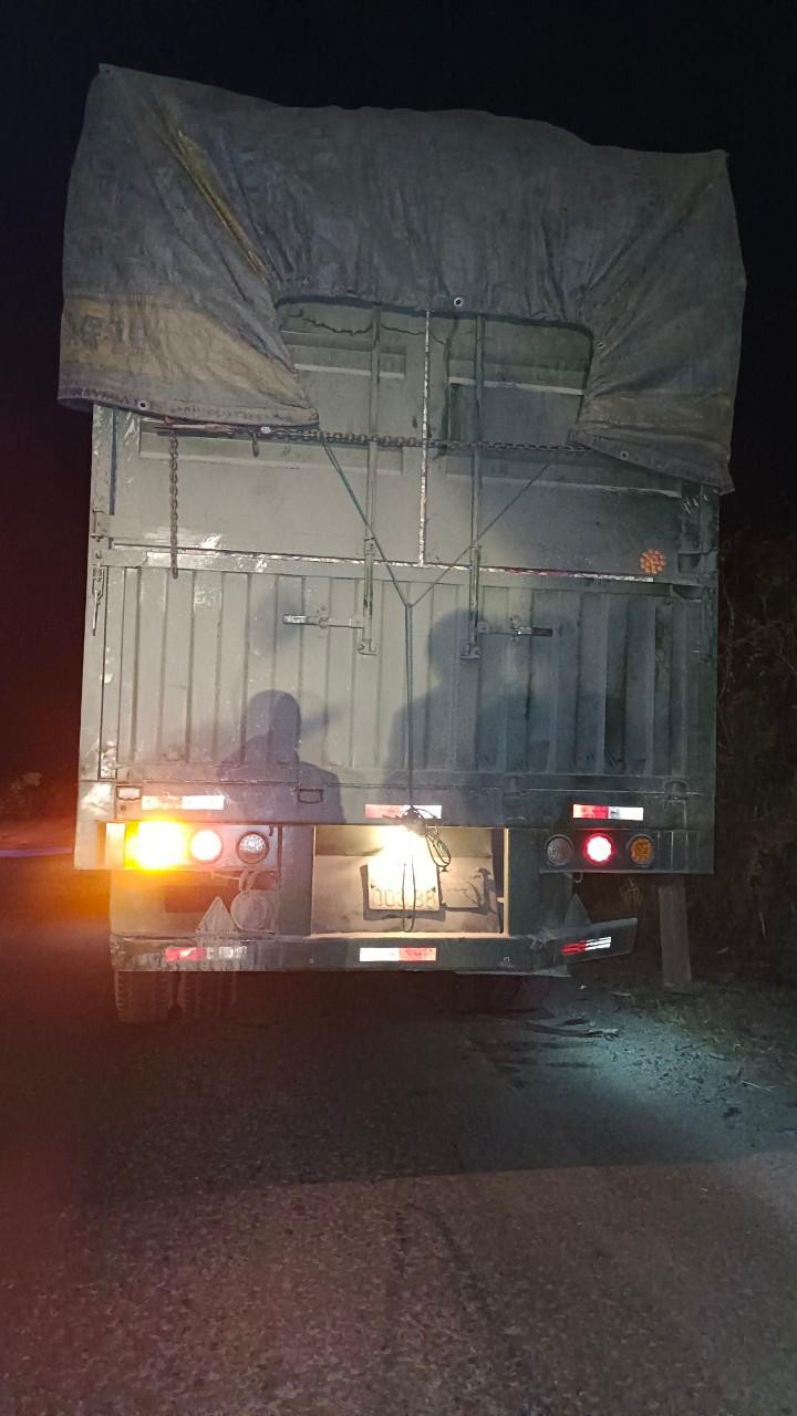 Chiếc xe máy tông vào ô tô đầu kéo dẫn đến 3 người trên xe máy tử vong Chiếc xe máy tông vào ô tô đầu kéo dẫn đến 3 người trên xe máy tử vong