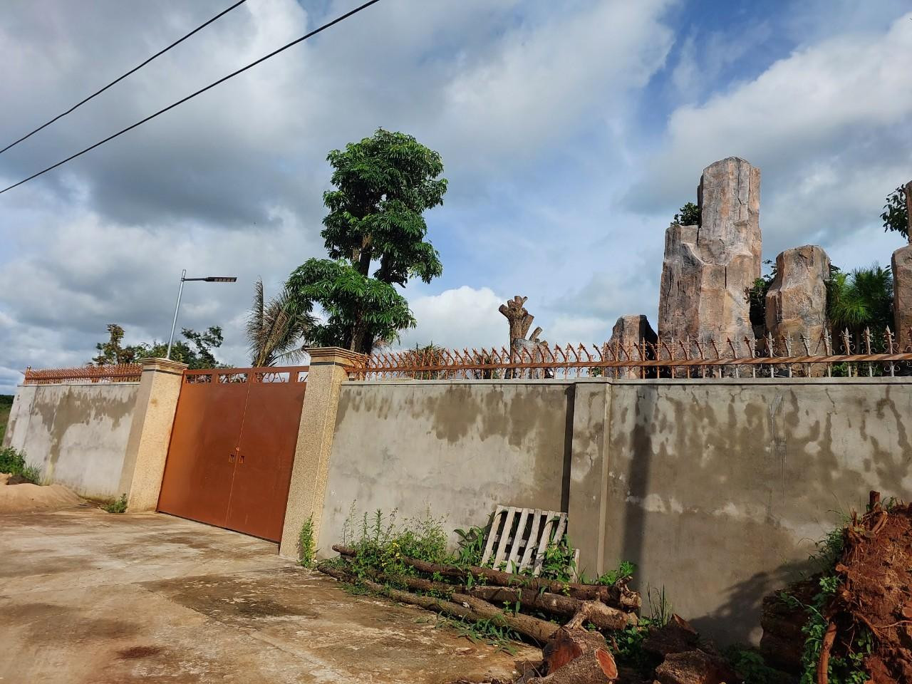 "Biệt phủ" rộng hàng nghìn m2 vẫn chưa được tháo dỡ.