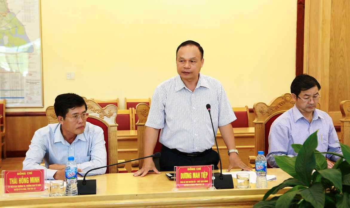 Ông Dương Mah Tiệp (đứng) Ông Dương Mah Tiệp (đứng)