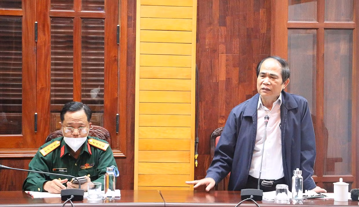 Ông Võ Ngọc Thành (đứng), cựu Chủ tịch UBND tỉnh Gia Lai được nghỉ hưu trước tuổi Ông Võ Ngọc Thành (đứng), cựu Chủ tịch UBND tỉnh Gia Lai được nghỉ hưu trước tuổi