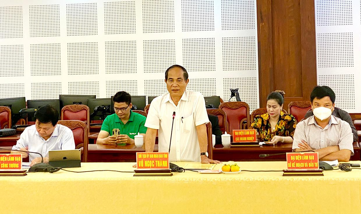 Ông Võ Ngọc Thành (đứng) hiện đang xin nghỉ phép đi chữa bệnh