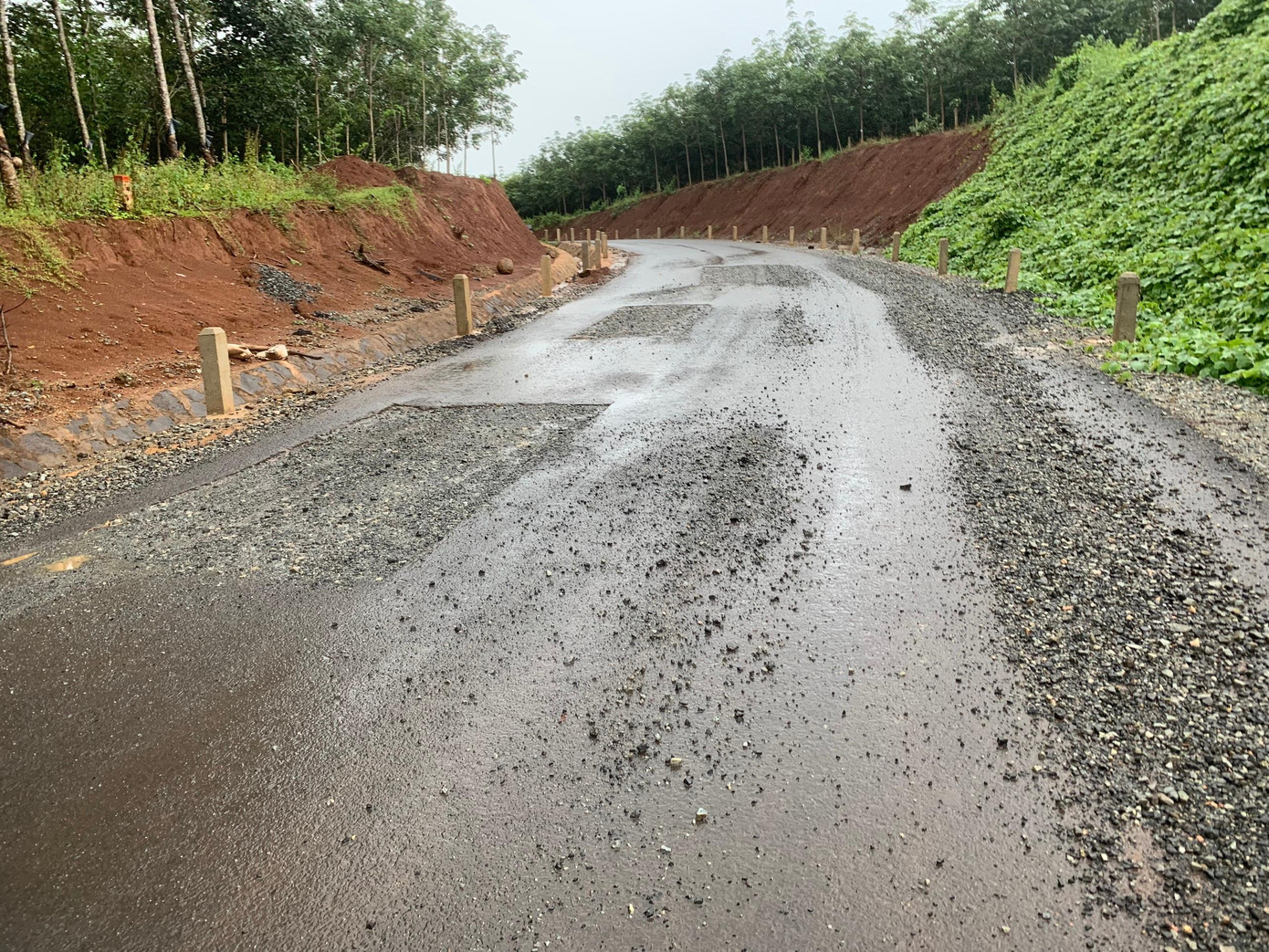 Các đơn vị thi công đang sửa chữa các đoạn đường hư hỏng.