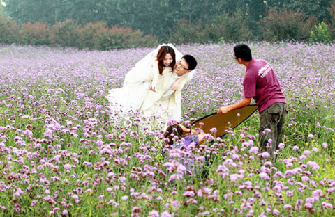 Chi phí thuê đội ngũ chuyên nghiệp ở các studio để chụp ảnh cưới như thế này là khá đắt đỏ với nhiều đôi uyên ương hiện nay tại Trung Quốc. Ảnh: China Daily