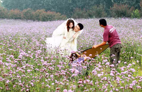 Chi phí thuê đội ngũ chuyên nghiệp ở các studio để chụp ảnh cưới như thế này là khá đắt đỏ với nhiều đôi uyên ương hiện nay tại Trung Quốc. Ảnh: China Daily