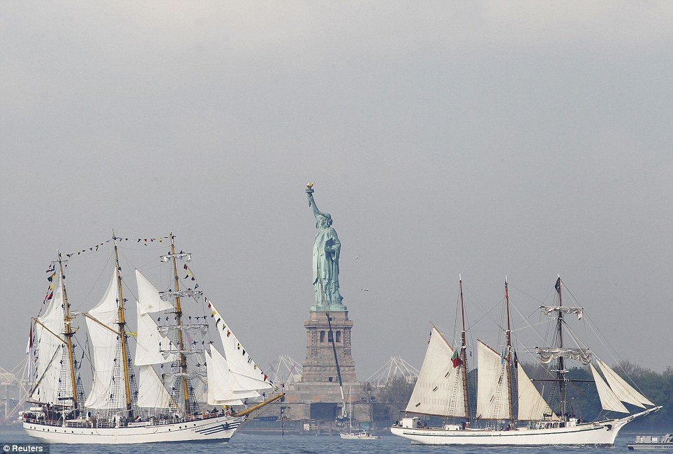 Hai tàu KRI Dewaruci và Gazela vượt qua tượng Nữ Thần Tự Do ở New York.