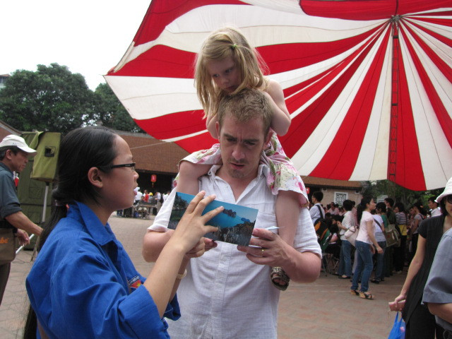 Ngày hội cũng thu hút sự quan tâm của nhiều đọc giả nước ngoài. Trong ảnh là một tình nguyện viên đang hướng dẫn du khách nước ngoài những thông tin cần biết về thắng cảnh Vịnh Hạ Long. Ngày hội cũng thu hút sự quan tâm của nhiều độc giả nước ngoài. Trong ảnh là một tình nguyện viên đang hướng dẫn du khách nước ngoài