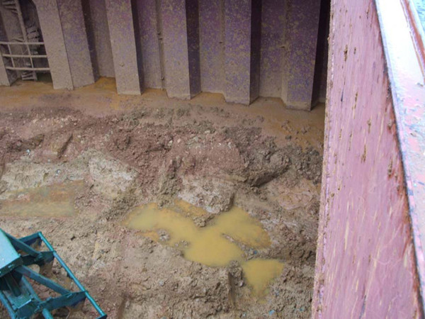 Quặng nickel “hóa lỏng” trong hầm sà lan