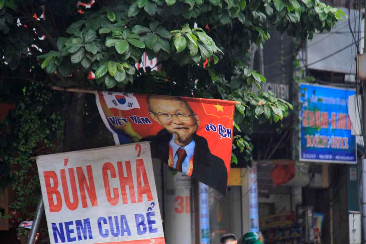 Phố phường Hà Nội rực rỡ trước trận chung kết AFF Cup ảnh 6