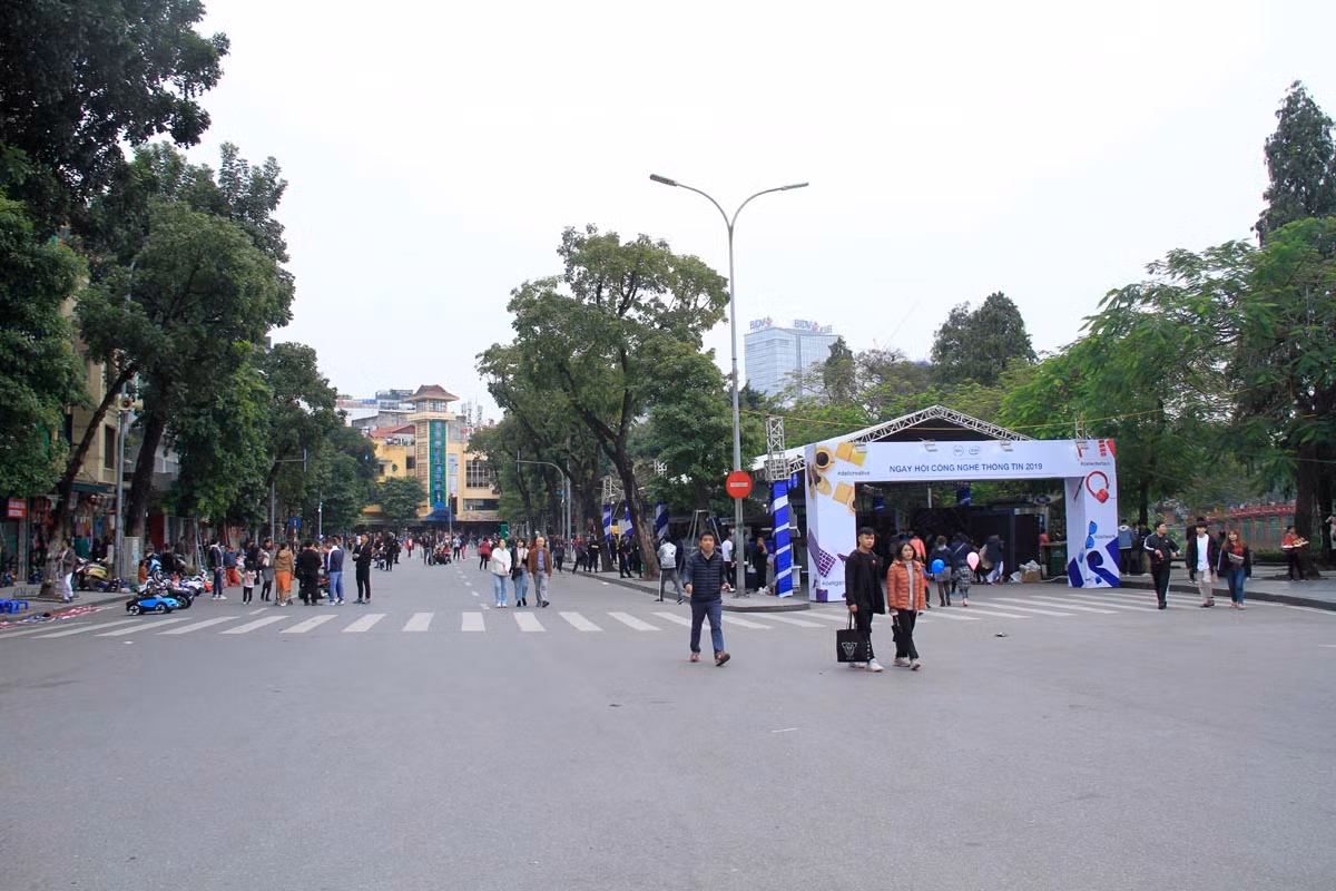 Phố phường Hà Nội rực rỡ trước trận chung kết AFF Cup ảnh 11