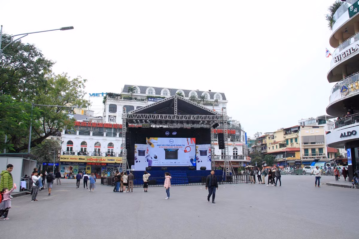 Phố phường Hà Nội rực rỡ trước trận chung kết AFF Cup ảnh 9