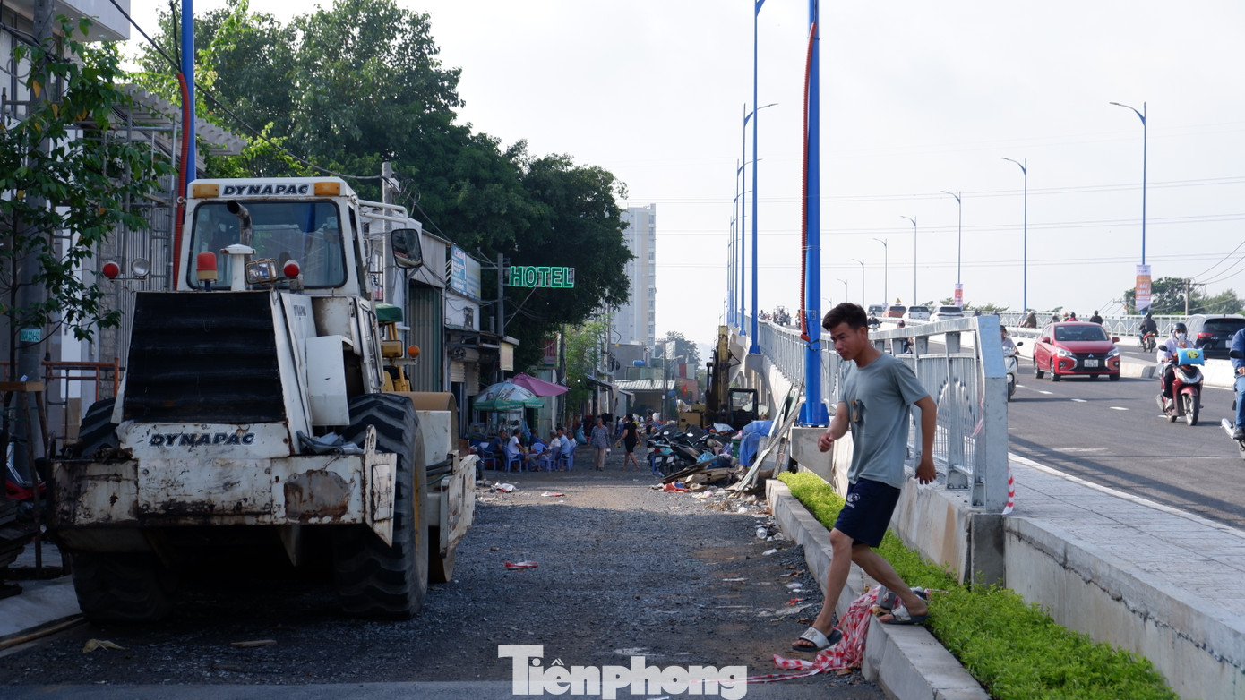Chủ đầu tư cho biết hạng mục đường dân sinh và các công tác hoàn thiện còn lại sẽ được thi công để hoàn thành toàn bộ công trình trong tháng 12 năm nay. Ảnh: Hữu Huy
