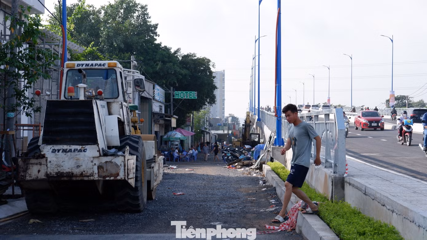 Chủ đầu tư cho biết hạng mục đường dân sinh và các công tác hoàn thiện còn lại sẽ được thi công để hoàn thành toàn bộ công trình trong tháng 12 năm nay. Ảnh: Hữu Huy