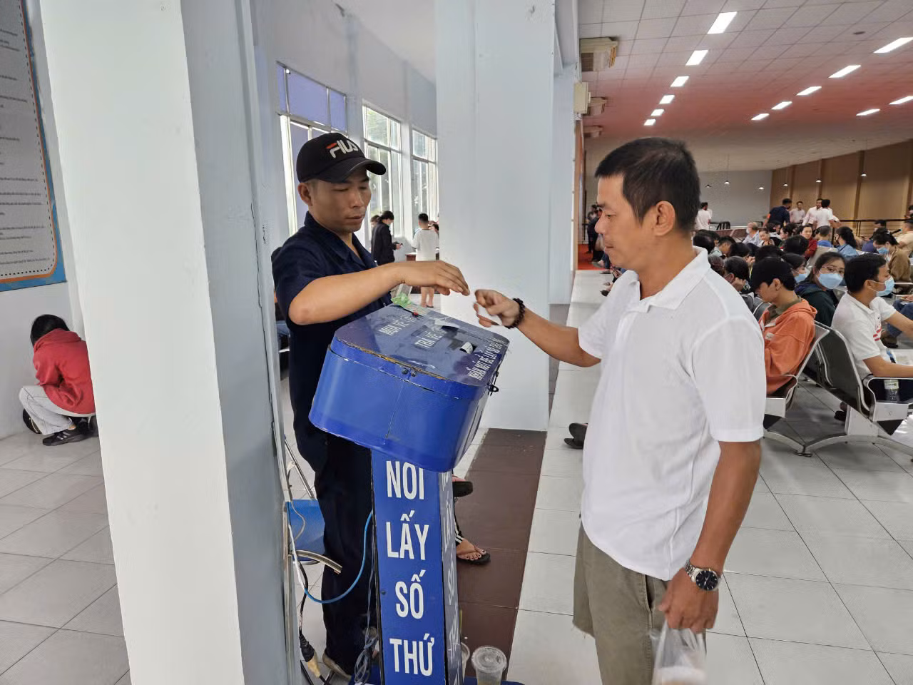 Ga Sài Gòn bố trí nhân viên hỗ trợ người dân lấy số thứ tự.