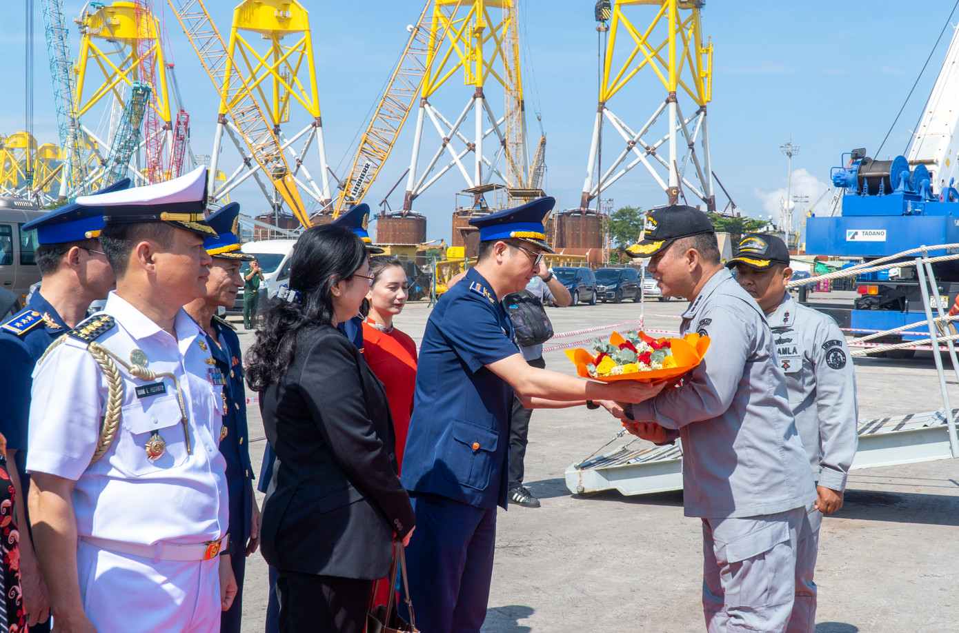 Đại tá Nguyễn Minh Khánh (bên trái) Phó Tư lệnh, Tham mưu trưởng Bộ Tư lệnh Vùng Cảnh sát biển 3 tặng hoa chào đón đoàn thuộc Lực lượng Cảnh sát biển Indonesia. Nguồn: Bộ Tư lệnh Vùng Cảnh sát biển 3